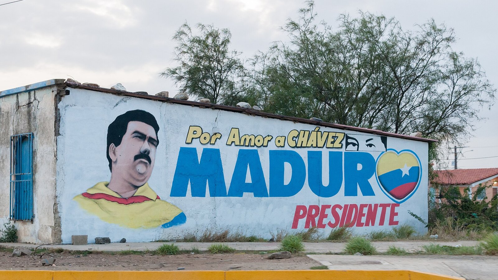 Imagen pública de Nicolás Maduro en una vía de Venezuela