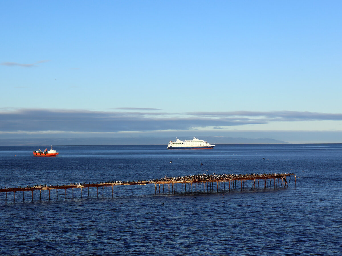 Vista del estrecho de Magallanes desde Punta Arenas, Chile