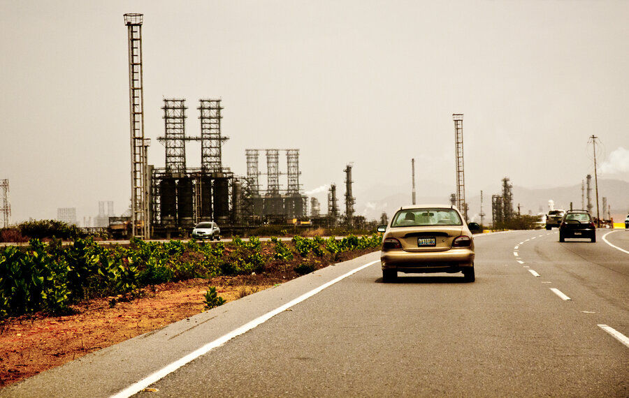 Refinería petrolera en Puerto La Cruz, Venezuela